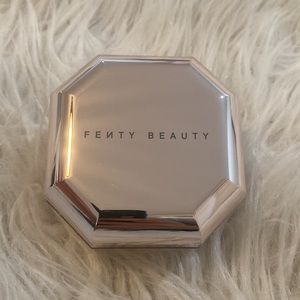 Fenty Beauty Pro Setting Powder in shade Banana